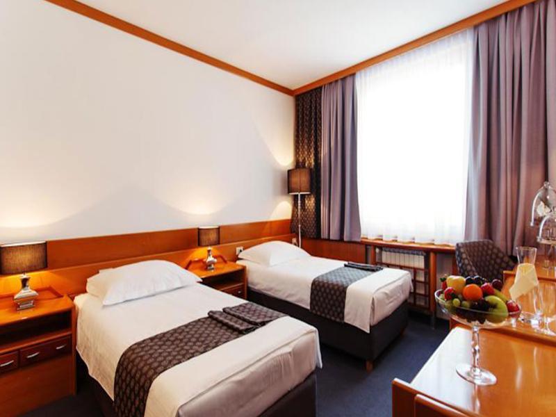 Elegans Hotel Brdo Kranj Extérieur photo